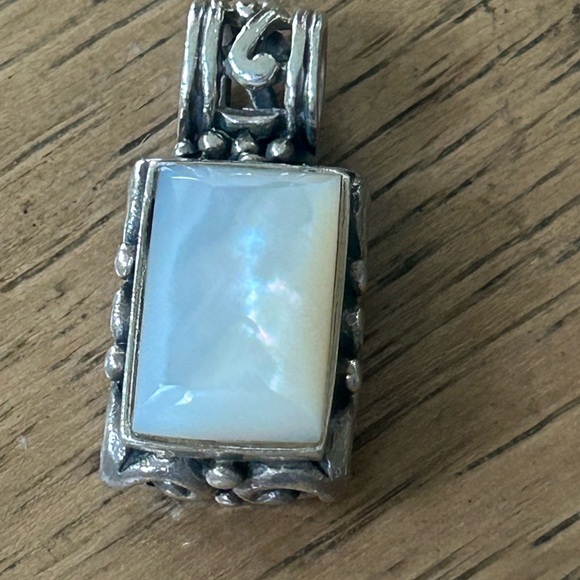 Elegant Sterling Silver and White MOTHER OF PEARL Pendant - Picture 1 of 5